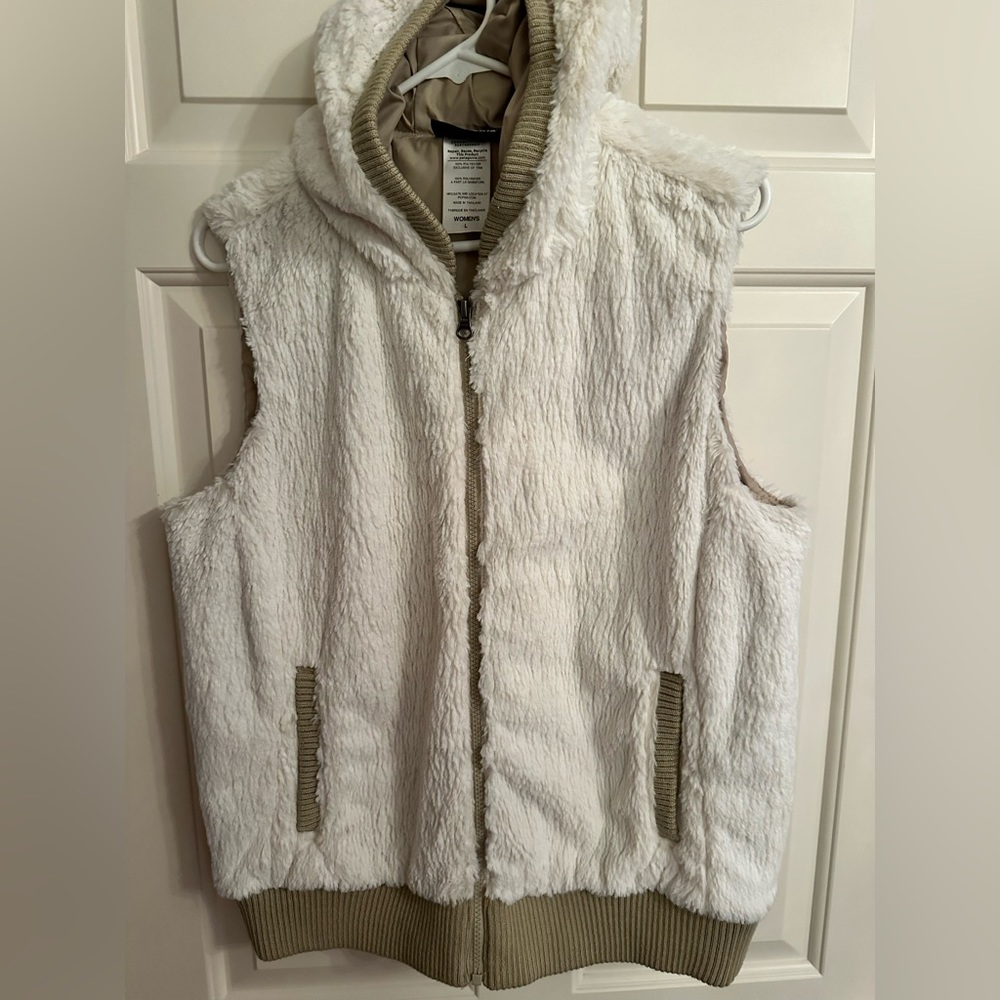 Patagonia Women’s Furry Soft Light Cream Vest Large